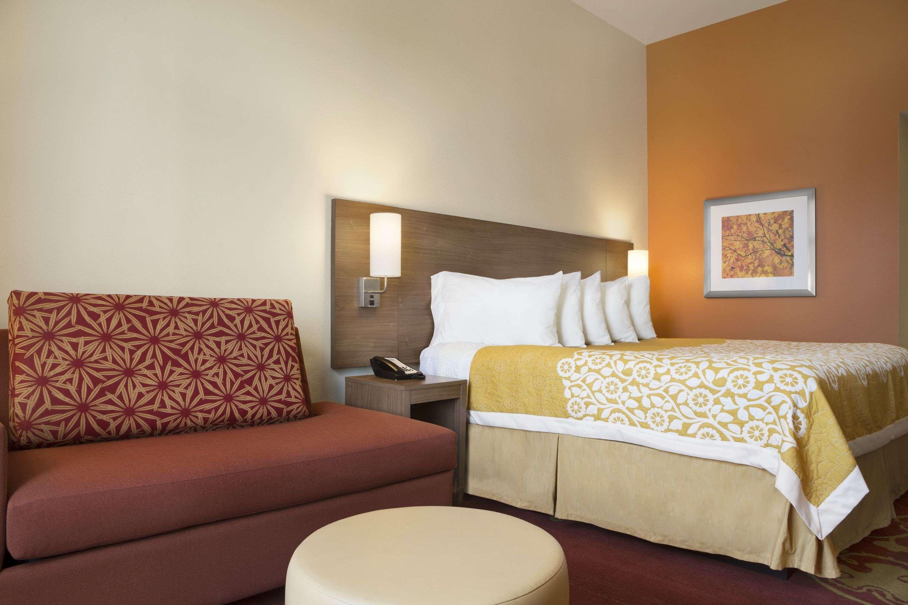 Days Inn & Suites By Wyndham Belmont Bagian luar foto