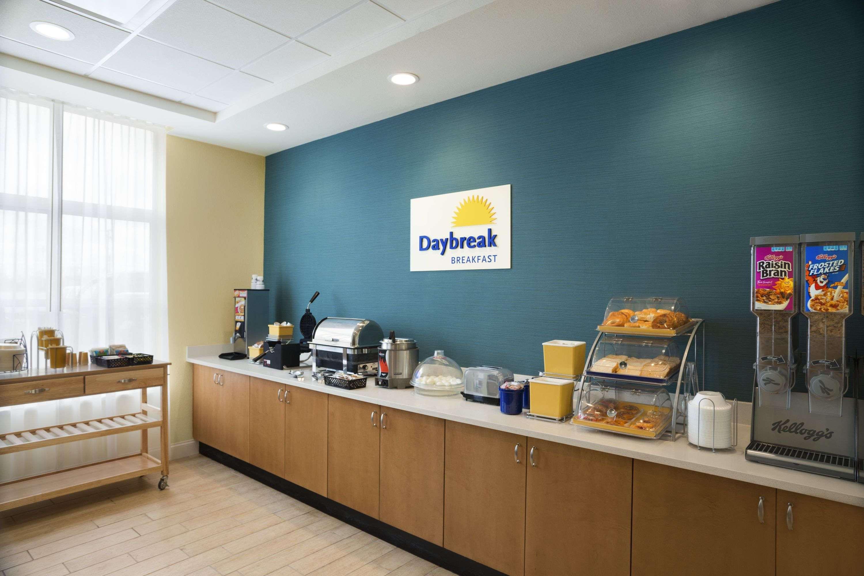 Days Inn & Suites By Wyndham Belmont Bagian luar foto