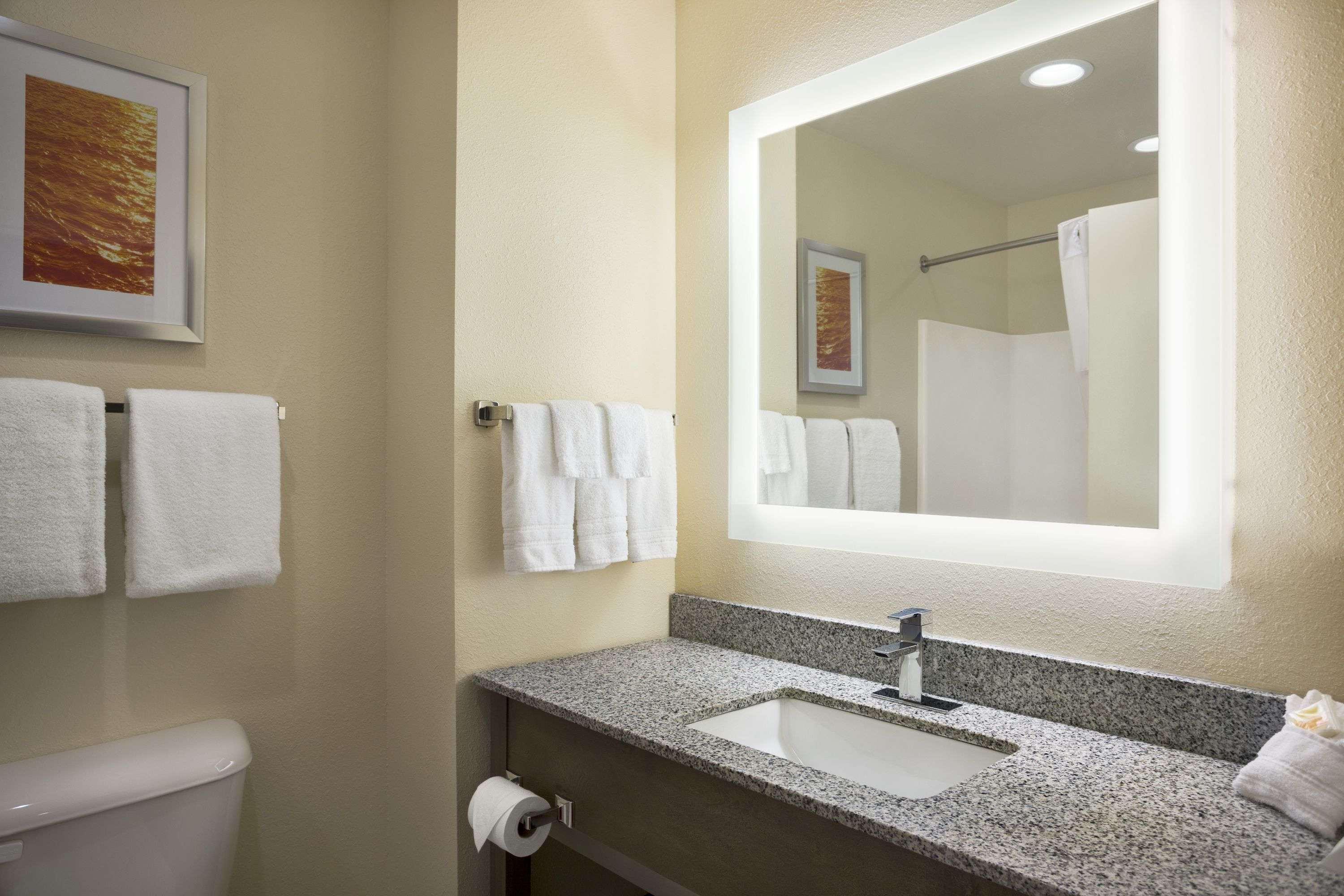 Days Inn & Suites By Wyndham Belmont Bagian luar foto