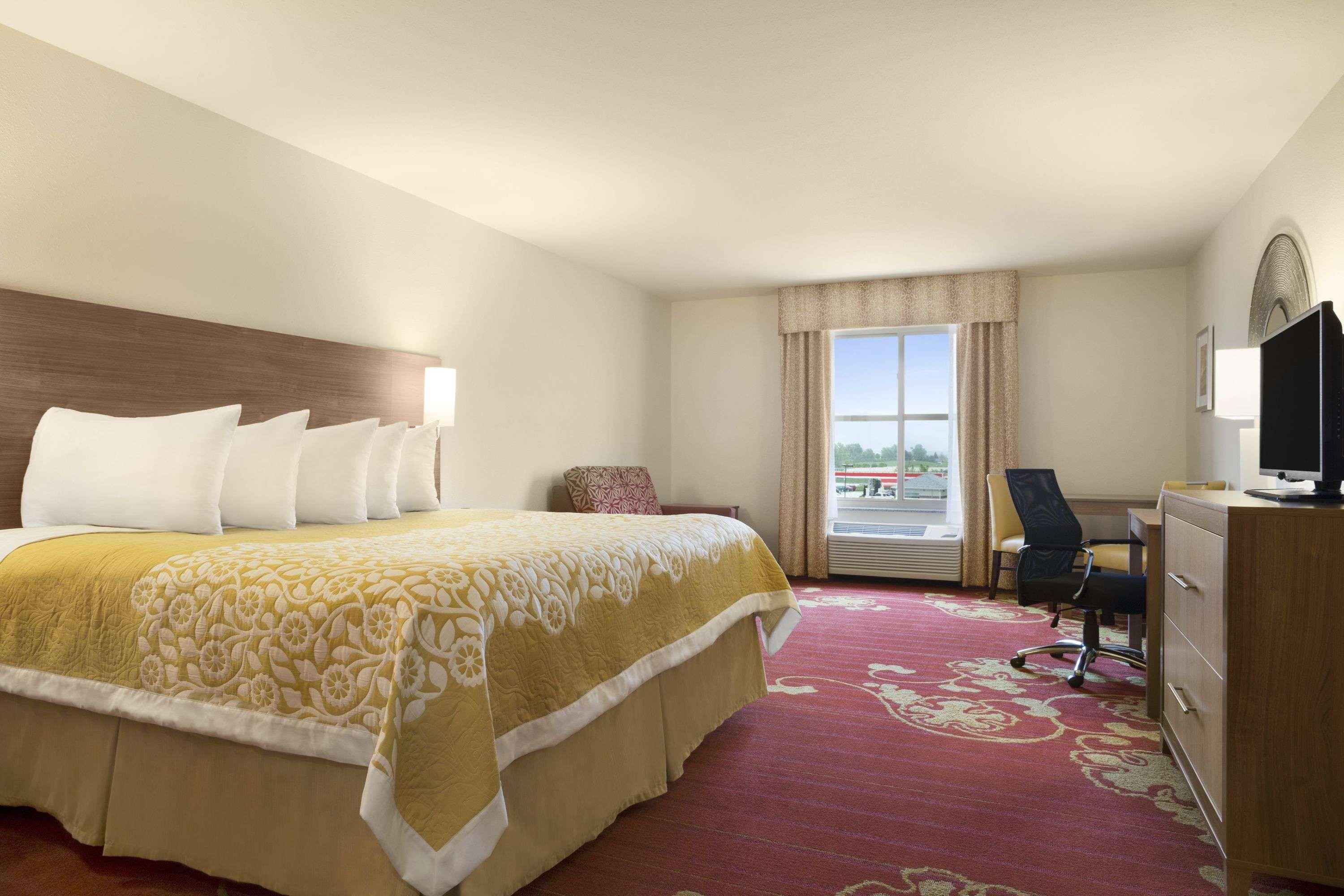 Days Inn & Suites By Wyndham Belmont Bagian luar foto