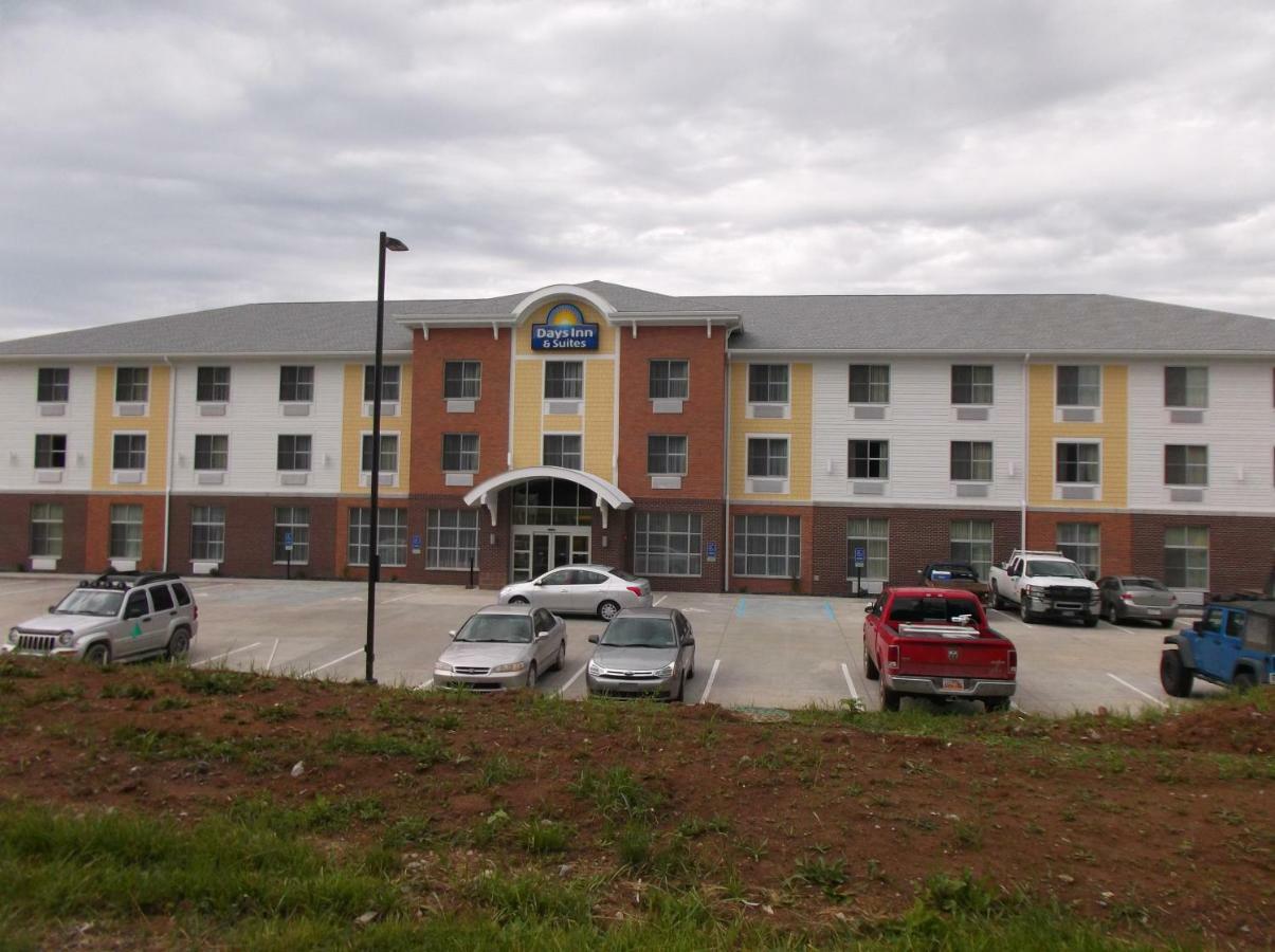 Days Inn & Suites By Wyndham Belmont Bagian luar foto