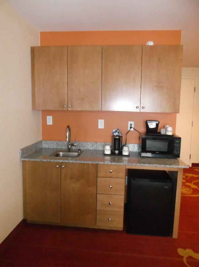 Days Inn & Suites By Wyndham Belmont Bagian luar foto
